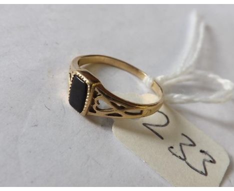 9ct Onyx set ring approx size L     