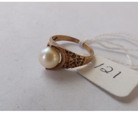 9ct single pearl ring approx size M     