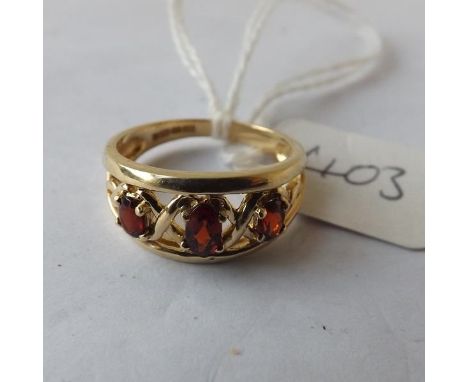 9ct garnet set ring in pieced mount   approx size L  2.9g       
