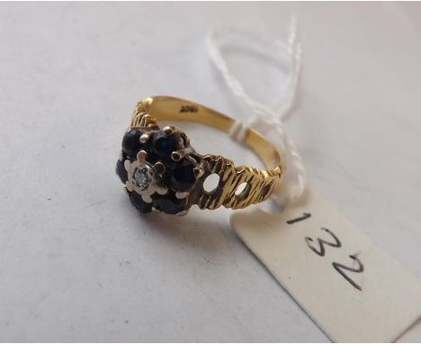 18ct gold sapphire and diamond cluster   ring approx size M    4.5g      