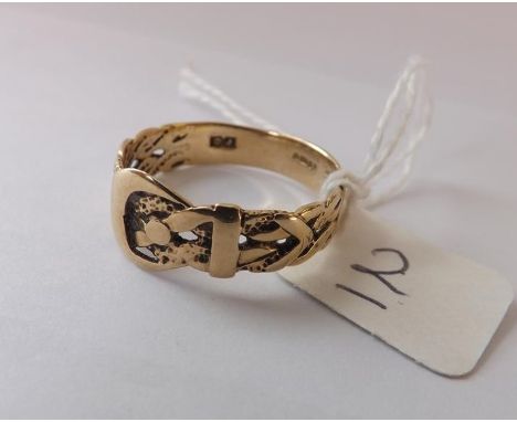 9ct pierced woven buckle ring approx size W  3.2g   