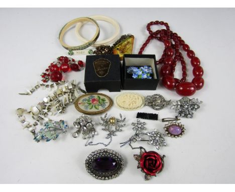 Vintage costume jewellery, including a mother of pearl necklace (a/f), a red celluloid necklace, bangles and sundry brooches 