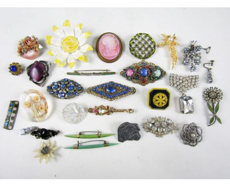 Sundry vintage costume jewellery brooches, including carved shell, paste set and enamelled examples, early to mid 20th Centur