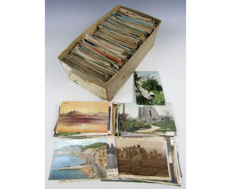 A quantity of vintage postcards depicting England