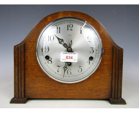 A mantel clock