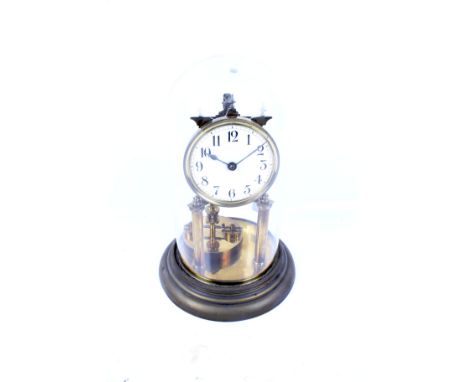 A Year-going brass torsion mantel clock. Beneath a glass dome. Total H27cm