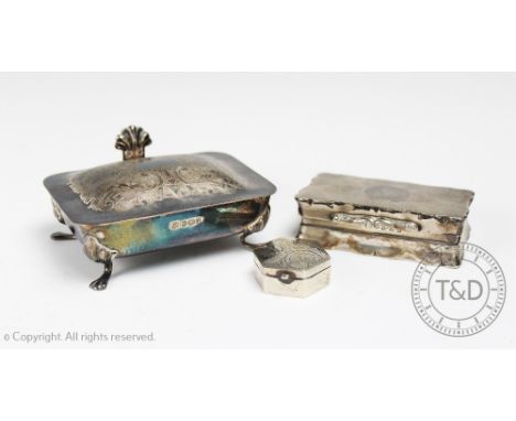 A George V silver Art Deco snuff box, Birmingham 1920, the shaped rectangular box with engine turned detailing and moulded th