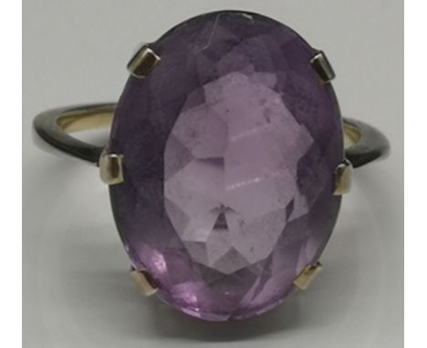 9ct gold amethyst ring size O [weight 4.46g] 