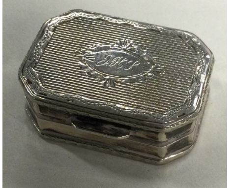 An engine turned silver snuff box with hinged lid bearing import marks. Approx. 22 grams. Est. £20 - £30.