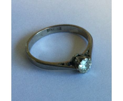A small diamond brilliant cut single stone ring in white gold. Approx. 3 grams. Est. £100 - £150.