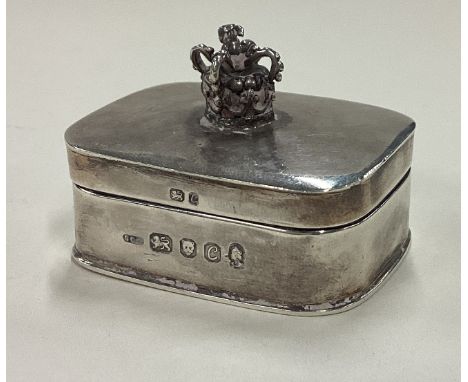 A silver box with lift-off lid decorated with crown finial commemorating the Jubilee. 1977. Approx. 48 grams. Est. £50 - £80.