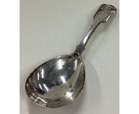 An Antique silver caddy spoon. Approx. 16 grams. Est. £40 - £60.