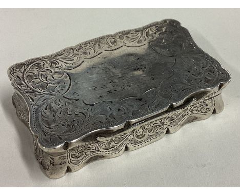 An Edwardian silver snuff box with hinged lid. Birmingham 1903. Approx. 89 grams. Est. £120 - £150.