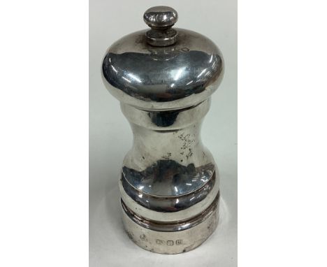 A silver pepper grinder. London 1994. Approx. 137 grams. Est. £20 - £30.