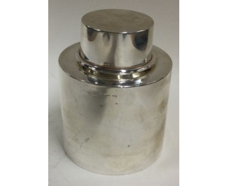 A silver tea caddy. Birmingham 1911. Approx. 97 grams. Est. £80 - £120.