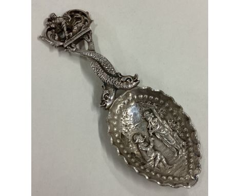A good quality Continental silver caddy spoon with scroll decoration. Approx. 27 grams. Est. £30 - £50.