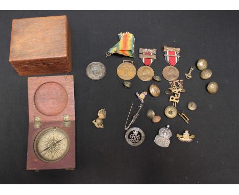 Two Italian WWII medals Municipio medal and Grande - Al Merito, together with a number of uniform buttons, sweetheart brooche