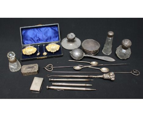 Various silver bijouterie including cased shell salts, capstan inkwell, tea infuser, Mappin & Webb mote spoons, lidded casket