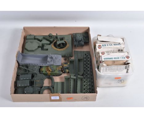 A QUANTITY OF BOXED AND UNBOXED AIRFIX OO/HO SOLDIER FIGURES AND ACCESSORIES, boxed sets of WWII British Commandos, British I