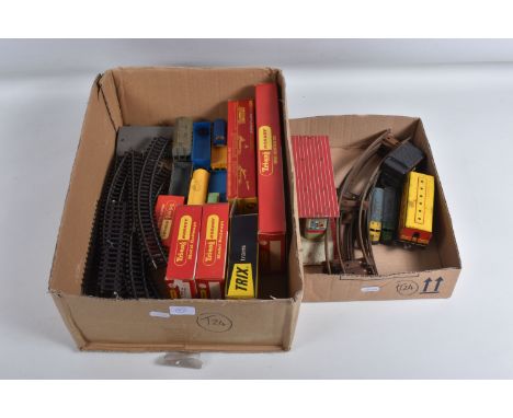A QUANTITY OF BOXES AND UNBOXED OO GAUGE MODEL RAILWAY ITEMS, to include boxed Tri-ang Hornby Battle Space! Assault Tank Tran