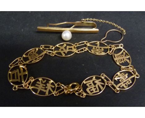 A 14ct. Gold Linked Bracelet, together with a 14ct. gold tie clip set single pearl, 8 gms,