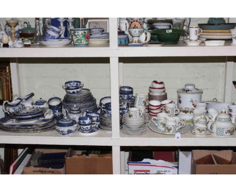 Large collection of Booths Real Old Willow tableware, Villeroy &amp; Boch, Royal Worcester Evesham tableware and Aynsley tabl