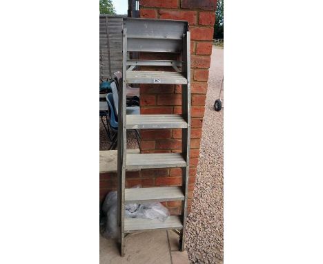 Aluminium step ladder