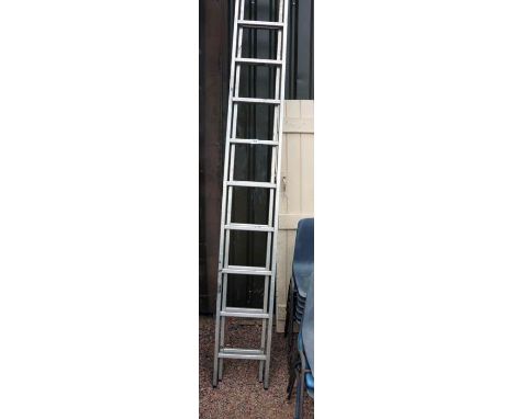 Aluminium extending ladder