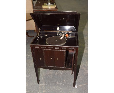 An early 20th Century mahogany cased gramophone cabinet by ApolloHaving a hinged caddy top enclosing the turntable above a pa