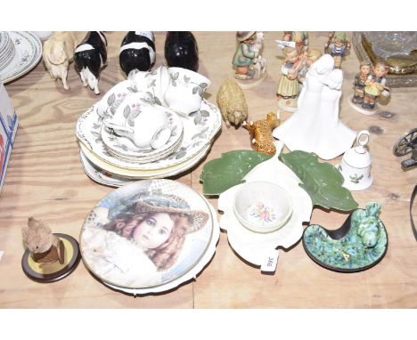 A mixed group of ceramicsComprising of a Carltonware hand painted fig leaf platter, a Poole pottery trinket bowl, Royal Worce
