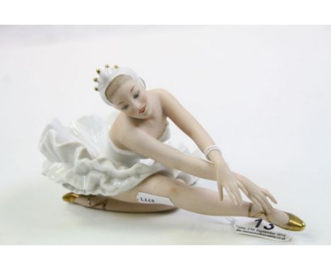 Wallendorfer German ceramic Figurine of a Ballerina, approx 20 x 11cm at the widest points