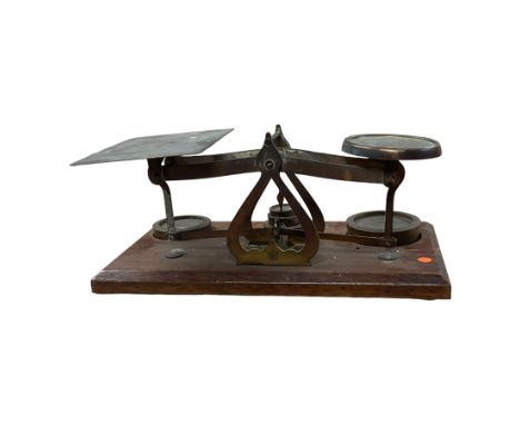 Set of 19th century postal scales with weights, H10cm