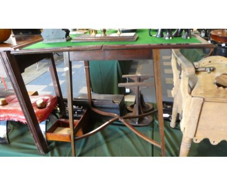 An Edwardian Mahogany Lift and Twist Games Table with Beize Playing Surface, 76cm Long When Extended 