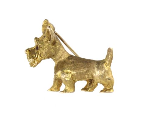 A VINTAGE JEWELLED SCOTTIE DOG BROOCH, CIRCA 1960 in yellow gold designed as a Scottish terried, depicted standing, in profil