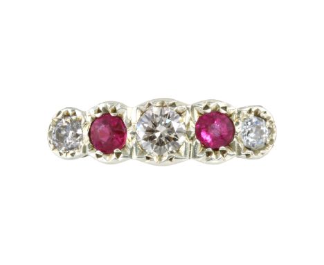 AN DIAMOND AND RUBY FIVE STONE RING in yellow gold set with five alternating, graduated round cut diamonds and rubies. Ring s