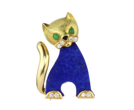 A LAPIS LAZULI, DIAMOND AND EMERALD CAT BROOCH in 18ct yellow gold, the flat carved lapis lazuli body with gold mounts, the p