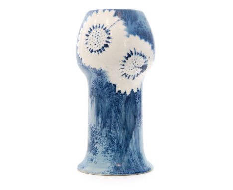 A.J.Wilkinson - Unknown - A shape 268 vase, possibly by Clarice Cliff, decorated with stencilled daisy heads over a tonal blu