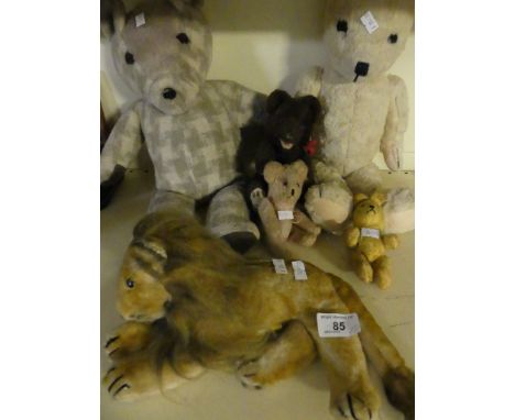 A collection of five assorted vintage teddy bears and a further vintage lion (6)
