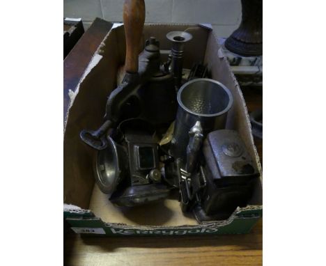 A box of mixed items to include vintage carbine lanterns, a large marmalade slicer, a pewter tankard, horse brasses and other