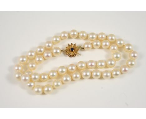 A UNIFORM SINGLE ROW CULTURED PEARL NECKLACE the pearls measure approximately 9.0mm., and are set to a gold flowerhead clasp 