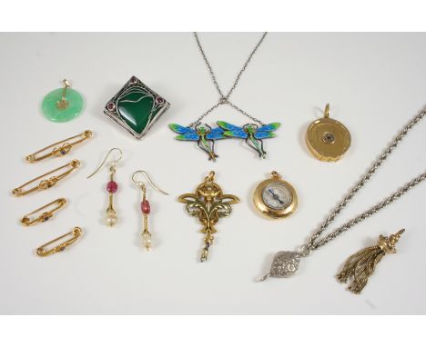 A QUANTITY OF JEWELLERY including an enamel dragonfly pendant, an Art Nouveau gold pendant, a 9ct. gold locket centred with a