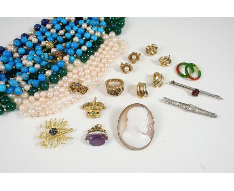 A QUANTITY OF JEWELLERY AND COSTUME JEWELLERY including a gold and sapphire stylised flowerhead brooch, a cultured pearl and 