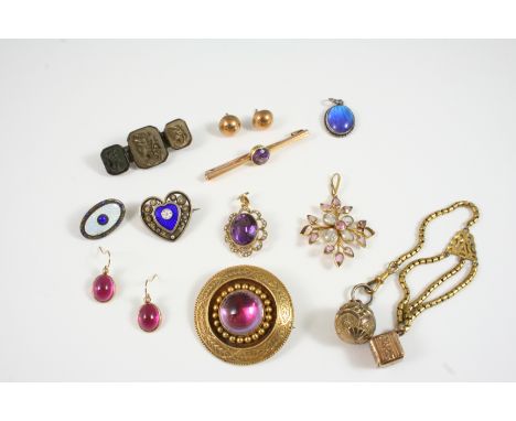 A QUANTITY OF JEWELLERY including an amethyst and pearl set pendant, an amethyst and gold bar brooch, a lava cameo brooch and