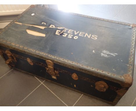 Cabin trunk with inner shelf