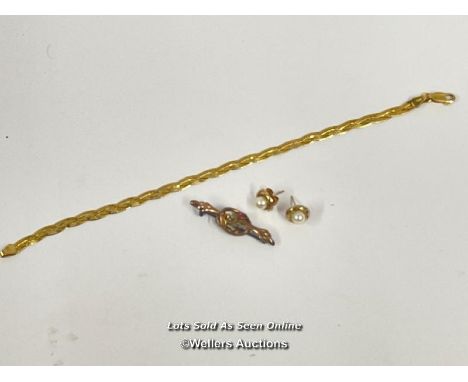 SMALL YELLOW METAL BROOCH, IMITATION PEARL EARINGS AND A 9CT GOLD BRACELET