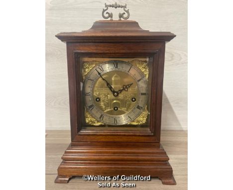 A 1970'S ECCLES BIDEFORD REPRODUCTION BRACKET CLOCK, REPORTED AS NOT WORKING BUT IN GOOD COSMETIC CONDITION WITH KEY, 38CM HI