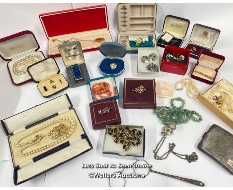 MAINLY COSTUME JEWELLERY INCLUDING A HALLMARKED 9CT GOLD SPRAY BROOCH SET WITH EMERALDS AND DIAMONDS WEIGHT 4.46G, LONG HANDL