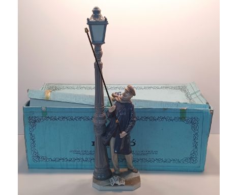 LLADRO FIGURE BOXED - 5205 THE LAMP LIGHTER 47CM TALL