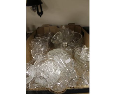 A TRAY OF ASSORTED GLASSWARE TO INCLUDE AN ART DECO STYLE HIP FLASK