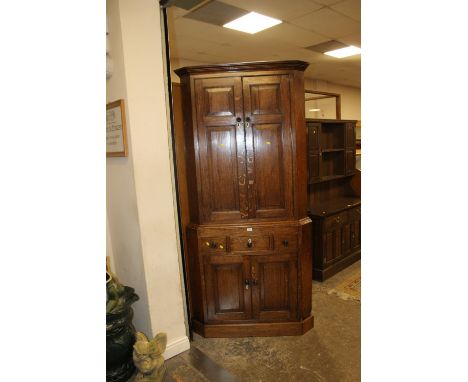 A LARGE GEORGIAN OAK CORNER CUPBOARD WITH ONE DRAWER AND TWO DUMMY DRAWERS